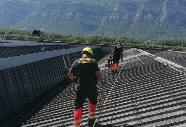 Professionnel Altius qui installe une ligne de vie