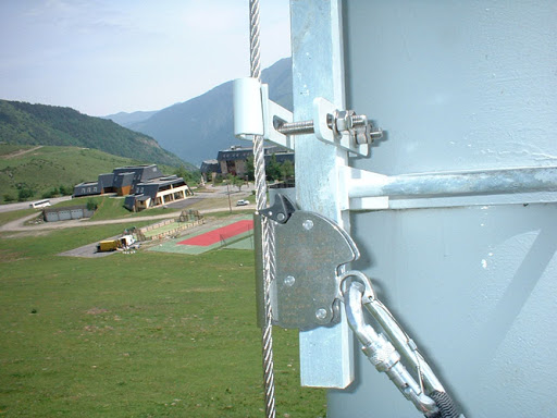 Représentation d'une installation d'une ligne de vie verticale pour travaux en hauteur