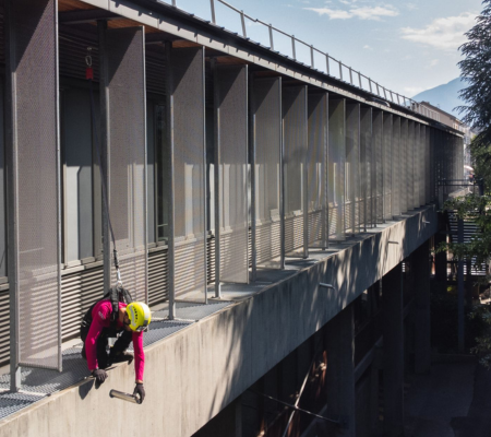 Pose de ligne de vie avec système d'ancrage sur rail Ligne de vie avec système d'ancrage sur rail travaux en hauteur